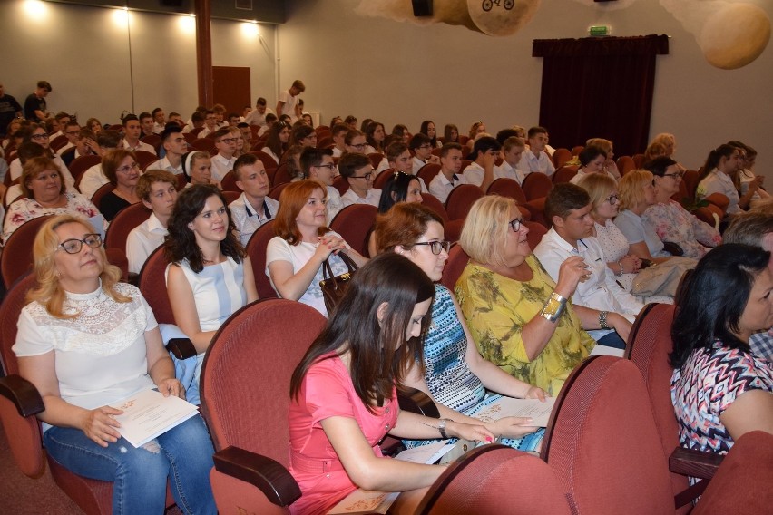 Uroczyste zakończenie edukacji gimnazjalnej w Łasku [zdjęcia i wideo]