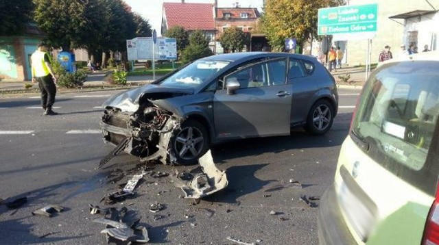 Kierowca seata Leona zapomniał o ostrożności i uderzył w fiata pandę, który wpadł jeszcze na fiata sienę.