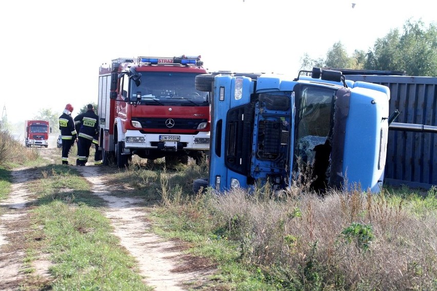 Wypadek w Kiełczowie. Ciężarówka przewróciła się na bok podczas rozładunku [ZDJĘCIA]