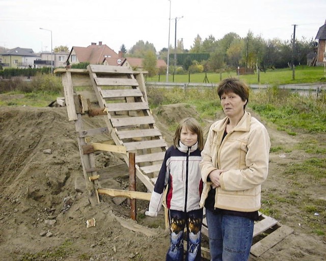 Pani Małogrzata przekonuje, że nigdy by swojej córce nie pozwoliła na zabawę na prowizorycznych skoczniach. &#8211; Inni rodzice też powinni zwrócić uwagę na to, co robią ich dzieci po szkole.