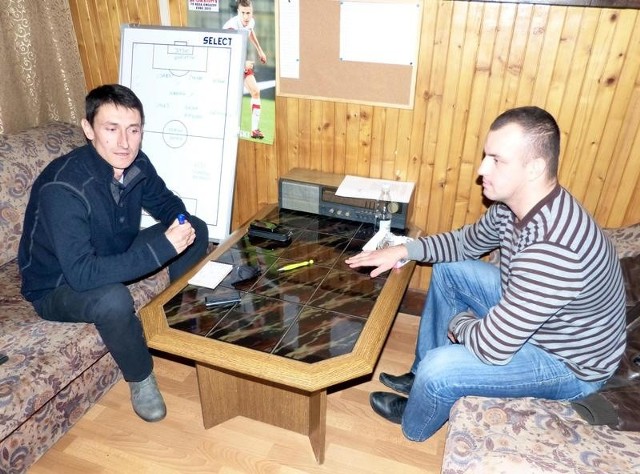 Prezes piłkarskiej spółki ze Stalowej Woli, Grzegorz Zając (z prawej) rozmawiał we wtorek z trenerem Mirosławem Kalitą (z lewej). Szkoleniowiec ma zostać w Stali.