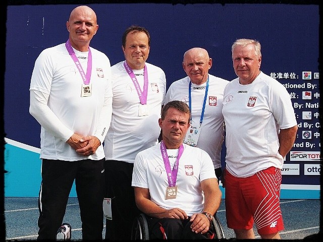 Polscy łucznicy zdobyli brąz na mistrzostwach świata w Pekinie. Trenerem był między innymi Ryszard Olejnik (drugi z prawej)