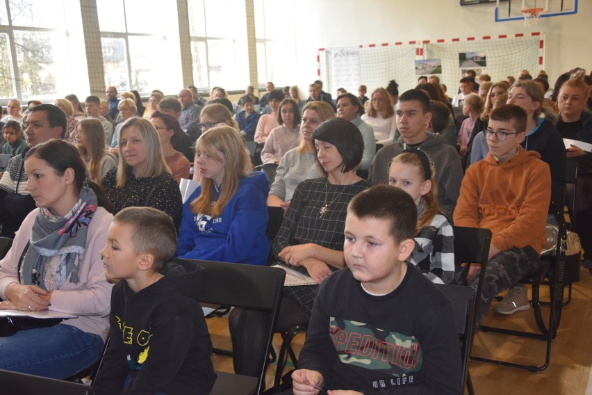 W gminie Sicienko ponad 240 laptopów trafiło do uczniów z...