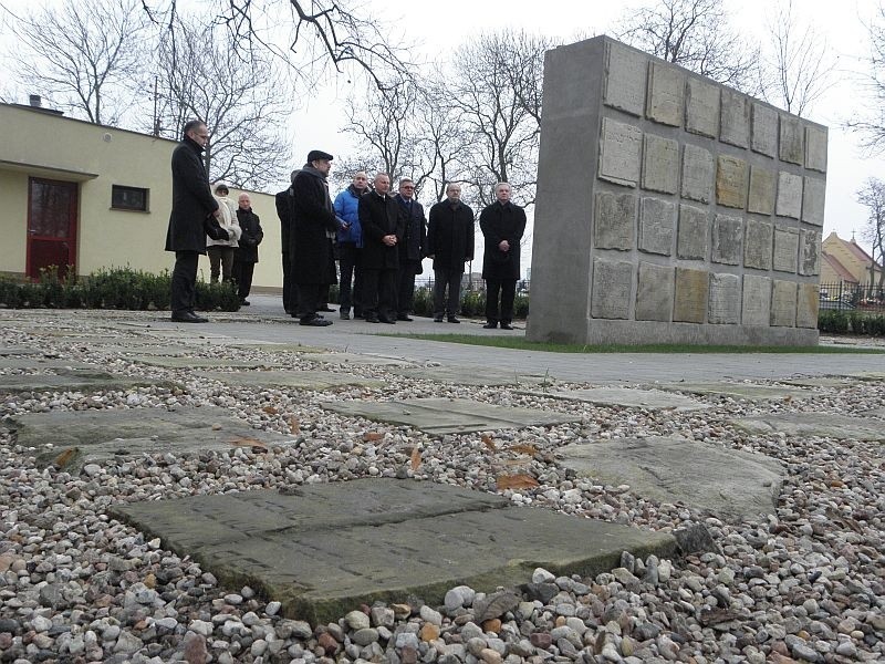 - To miejsce poświęcone jest inowrocławianom wyznania...