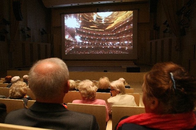Sobotni wieczór w Filharmonii w Kielcach. Na ekranie wnętrze sali koncertowej Metropolitan Opery.