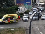 Zasłabł za kierownicą przed rondem Jagiellonów w Bydgoszczy. Przytomna reakcja pracownika Straży Miejskiej