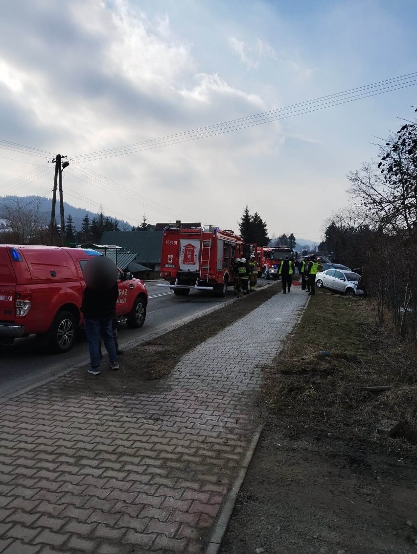 Wypadek w Kasinie Wielkiej. Na drodze krajowej nr 28 zderzyły się dwa samochody. Jedna osoba trafiła do szpitala