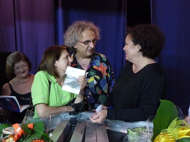 Małgorzata i Andrzej Mochoniowie gratulują Hannie Banaszak wstępu, autograf otrzymali na tomiku wierszy piosenkarki.