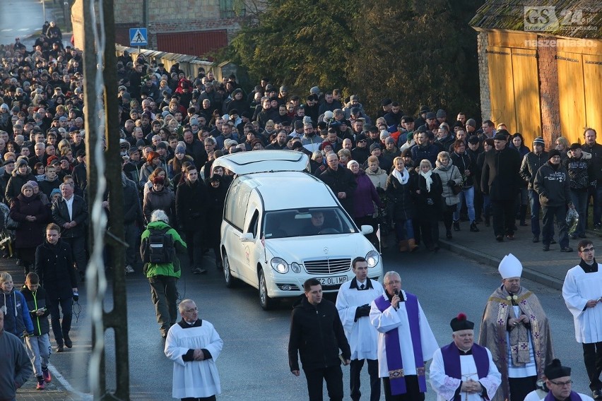Pogrzeb Łukasza Urbana w Baniach.