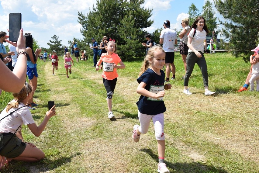 Bieg dzieci podczas sportowej zabawy w Jerzmanowicach - I...