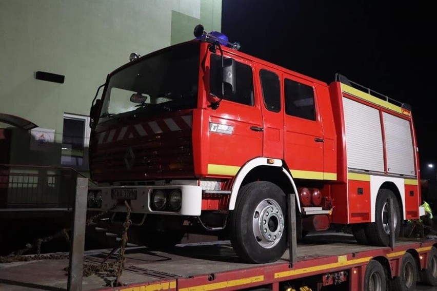 Strażacy z regionu przekazują sprzęt ratowniczo-gaśniczy i...