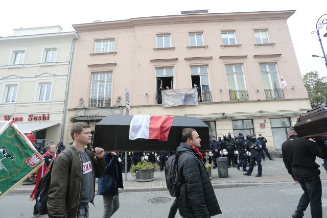 Kolejny protest w Warszawie rolnicy zaplanowali na 13 października. Podczas ostatni ego (30 września) przemaszerowali z trumnami, które miały symbolizować sytuację polskiego rolnictwa