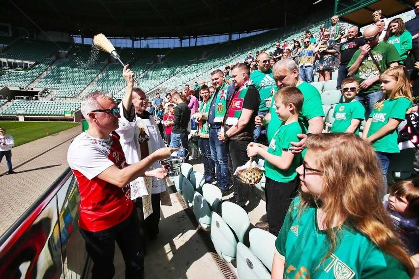 Ksiądz czekał na kibiców na stadionie. Tu poświęcił koszyczki