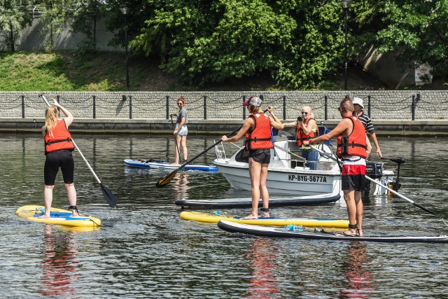 W naszym regionie możemy zapisać się do szkoły SUP i windsurfingu. Znajdziemy je m.in. w Bydgoszczy i Żninie.