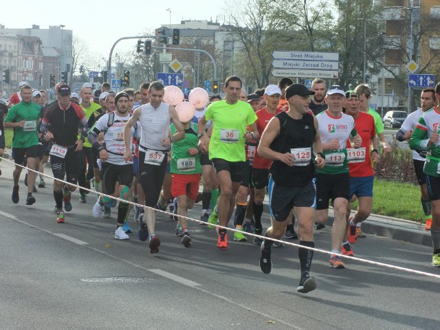 W niedzielę już po raz 37. odbywa się tradycyjny Toruń Maraton. Uczestnicy wystartowali pod Areną Toruń, skąd skierowali się Szosą Chełmińską poza miasto. Po przebiegnięciu przez okoliczne miejscowości wrócą na ulicę Bema. Mamy dużo zdjęć z drugiego kilometra trasy!Zobacz również: Sobotni Parkrun na toruńskiej SkarpiePOLUB NAS NA FACEBOOKU Nie wiesz, jak skorzystać z PLUSA? Kliknij TUTAJ;nf, a dowiesz się więcej![lista][*] Co dostanę w ramach abonamentu?;nf[*] Dlaczego mam płacić za treści w sieci?;nf[*] Najczęstsze pytania;nf[/lista]