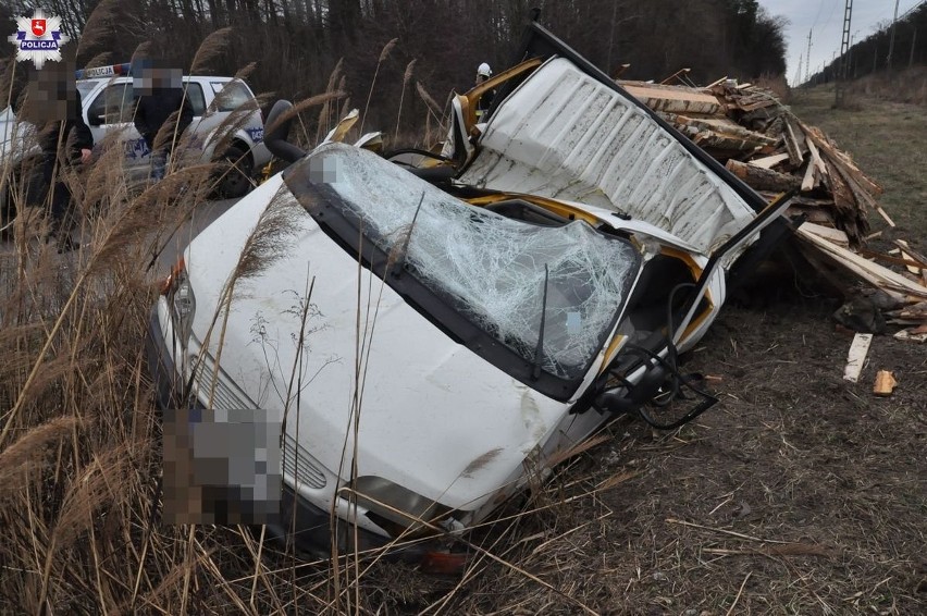 Powiat bialski. Śmiertelny wypadek w Międzyrzeczu Podlaskim. Z powodu wichury na kabinę samochodu spadło drzewo. Jedna osoba nie żyje