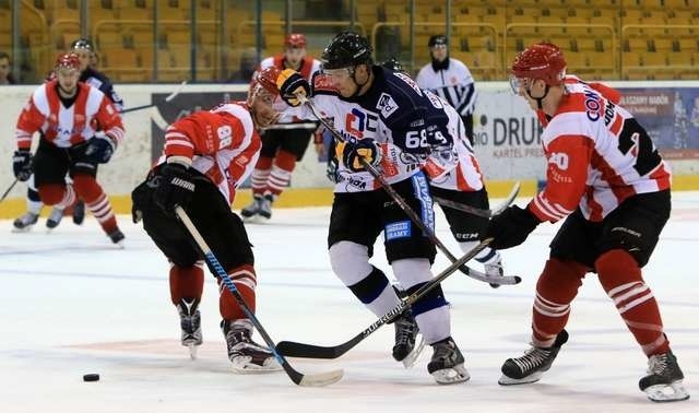 Hokeiści Nesty Miresa Toruń, m.in. Jacek Dzięgiel (w białej koszulce), przez cały mecz czuli pressing graczy Cracovii