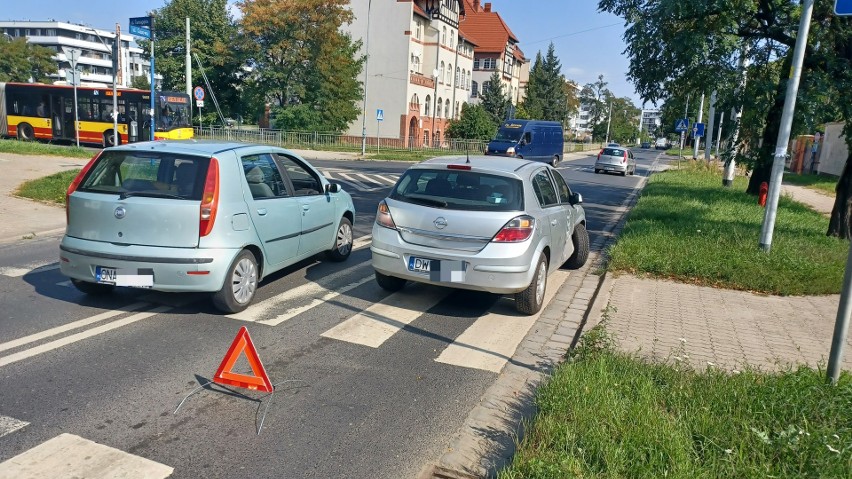 Wypadek na południu Wrocławia. Jaguar zderzył się z oplem [ZDJĘCIA]