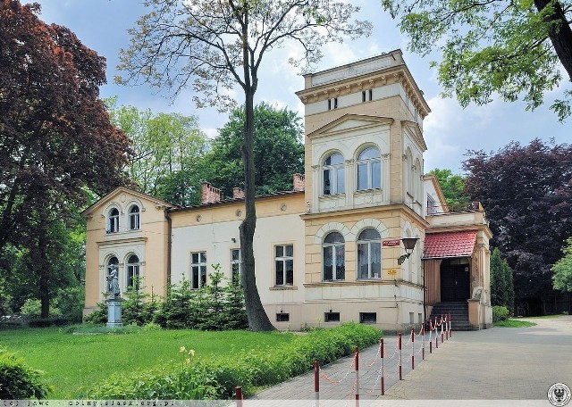 Przedszkole nr 1 to najstarsze przedszkole w mieście. Siedzibą placówki mieszczącej się dotychczas przy ul. Sikorskiego 37 była dawna willa fabrykancka, należąca do rodziny Jancke - właścicieli zakładów włókienniczych Jancke&Co