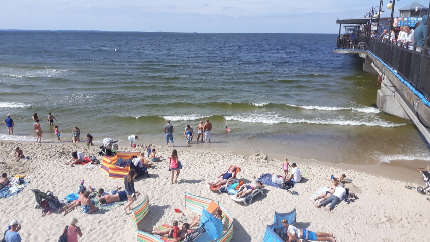 Weekend w Międzyzdrojach. Tłumy na plaży i promenadzie 