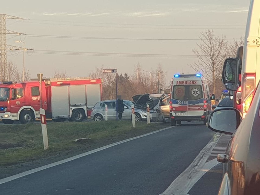 Wypadek tuż pod Wrocławiem. Zderzyły się cztery samochody osobowe 