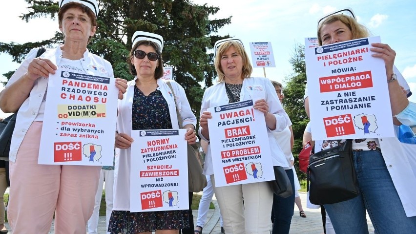 Pielęgniarki protestowały przed Urzędem Wojewódzkim w Kielcach [ZDJĘCIA] 