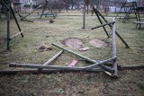 Rajcza: Wandale zniszczyli park. Straty to ponad 20 tys. zł [ZDJĘCIA]