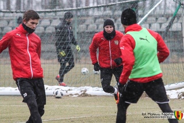Jacek Kiełb (w środku) we wtorek trenował już z drużyną Korony.