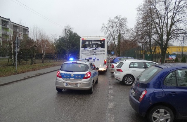 Policjanci z Białobrzegów, w trosce o bezpieczeństwo pasażerów nie dopuścili pojazdu do ruchu a kierowcy zatrzymali dowód rejestracyjny autokaru.