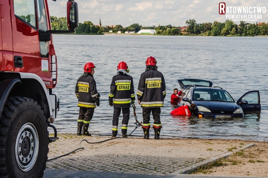 Ełk: Auto wjechało na plaży do jeziora Ełckiego 20.07.2019 (zdjęcia)