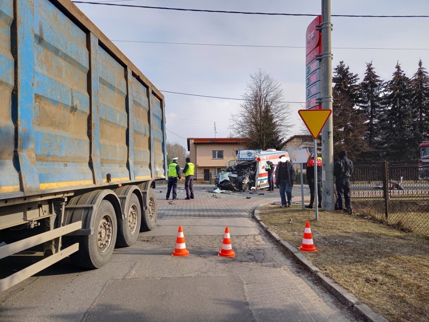 Wypadek karetki pogotowia w Zawierciu. Zderzyła się z...