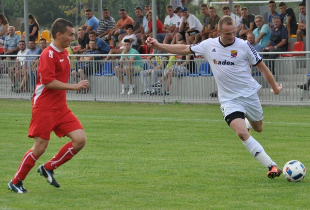 Damian Zawadzki (z prawej) zdobył trzy gole dla Oronki Orońsko w zwycięskim pojedynku z Zorzą Kowala 8:0.