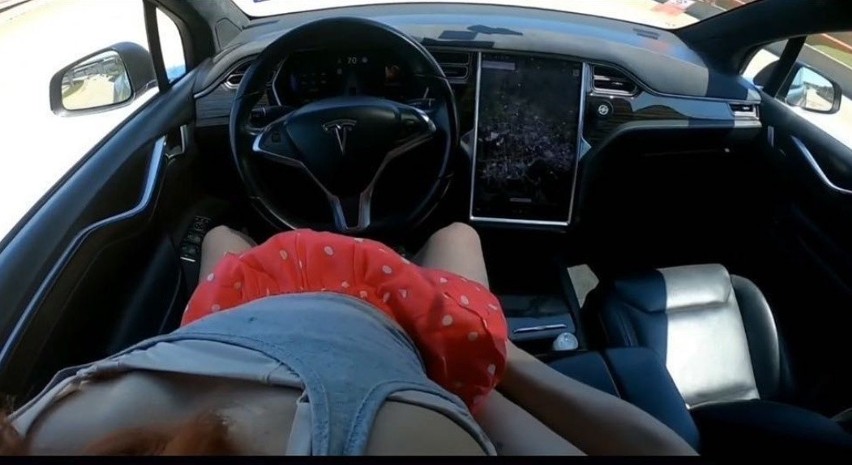 Seks w Tesli na autopilocie. Mknąca Tesla mogła doprowadzić...