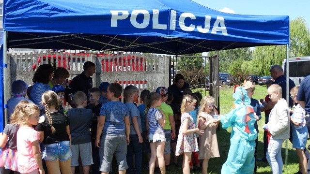 Stoisko policyjne na festynie w Wieniawie cieszyło się dużym zainteresowaniem.