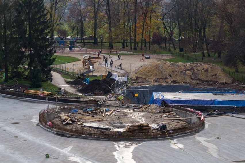 Kraków. Trwa budowa wodnego placu zabaw w parku Jordana [ZDJĘCIA]