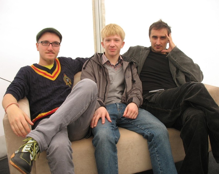 Janek Jędra (w środku) w towarzystwie członków zespołu...