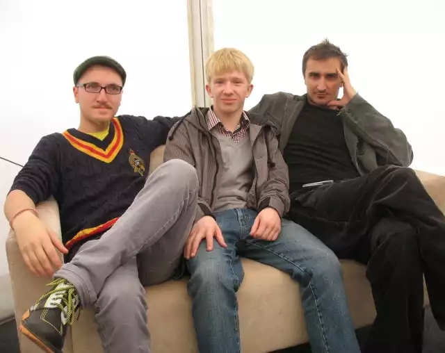 Janek Jędra (w środku) w towarzystwie członków zespołu Zakopower opowie w czwartek na antenie Dzień Dobry TVN o koncercie na rzecz Wiktorka.