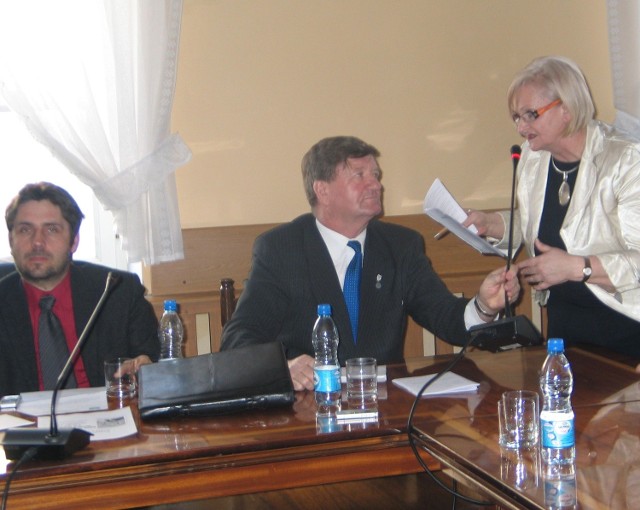 Sporne kwestie prawne wyjaśniała na sesji Bogusława Boyen, sekretarz Urzedu Miasta Tarnobrzega
