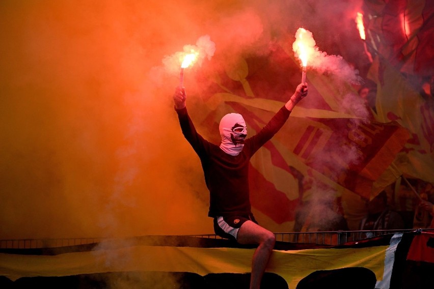 Kibice Korony Kielce na wyjazdowym meczu ze Stalą Mielec. Był wspaniały doping grupy około 1200 fanów Korony. Zobacz zdjęcia