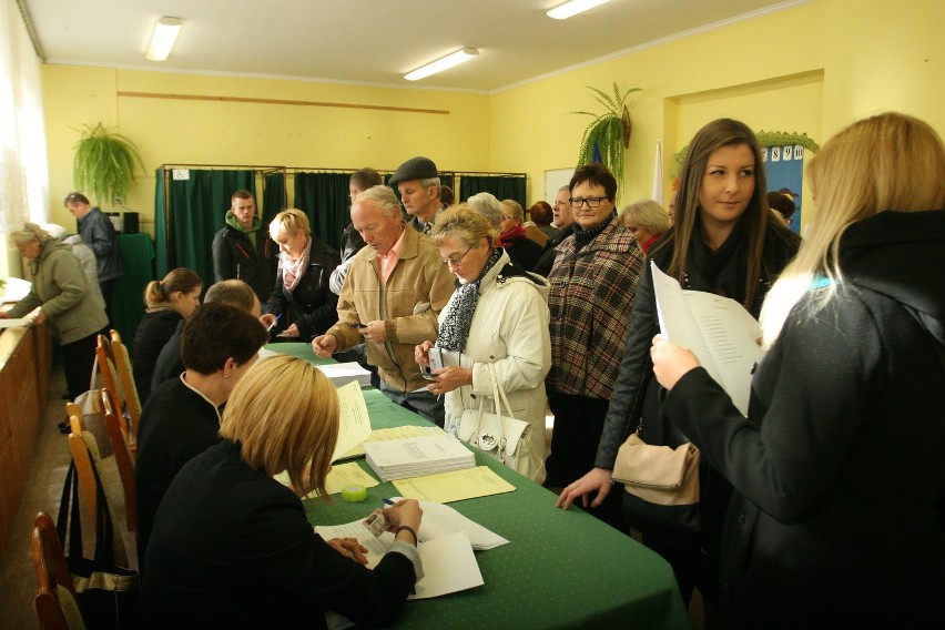 Najazd na lokal wyborczy w Czarnym Potoku [ZDJĘCIA]