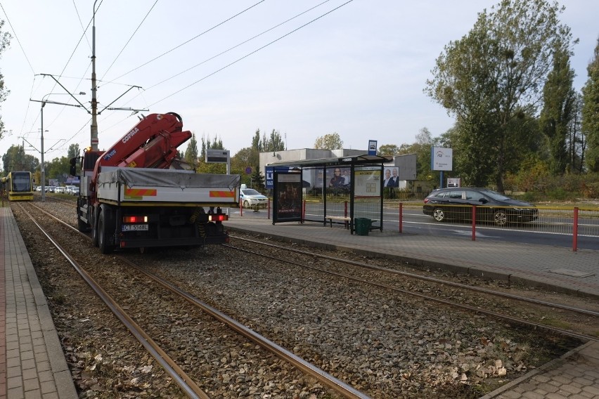 Wykolejony tramwaj po zderzeniu z autobusem na ulicy Wschodniej. Są ranni