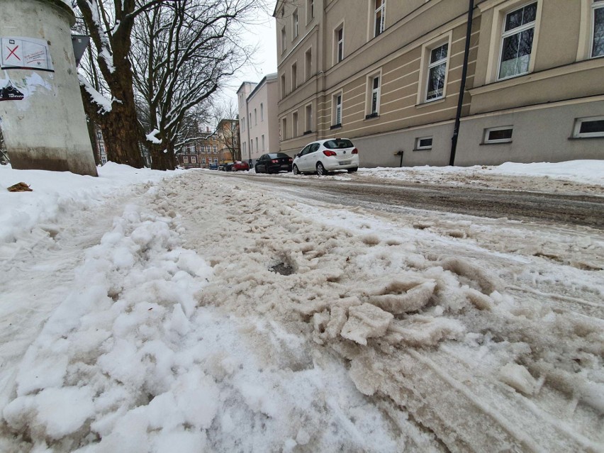 Słupskie ulice i chodniki miejscami w śniegu, a za chwilę w pośniegowym błocie