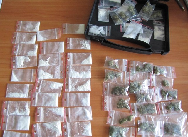 Policjanci znaleźli 157 porcji marihuany i 200 porcji amfetaminy.