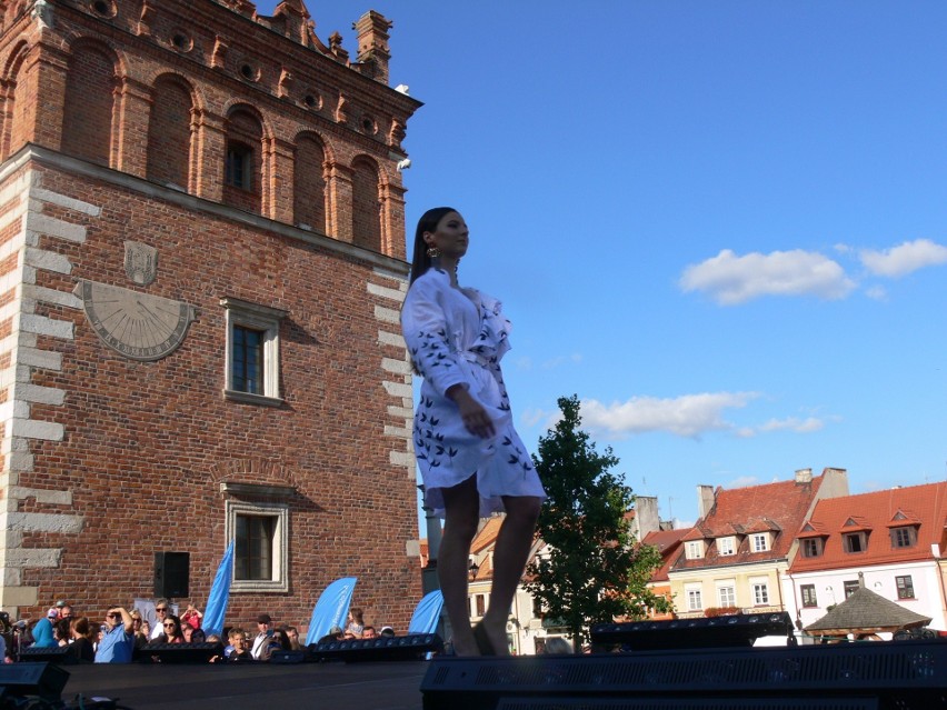 Fashion Street w Sandomierzu. Tłumy turystów oraz modelki i modele na wybiegu (WIDEO)