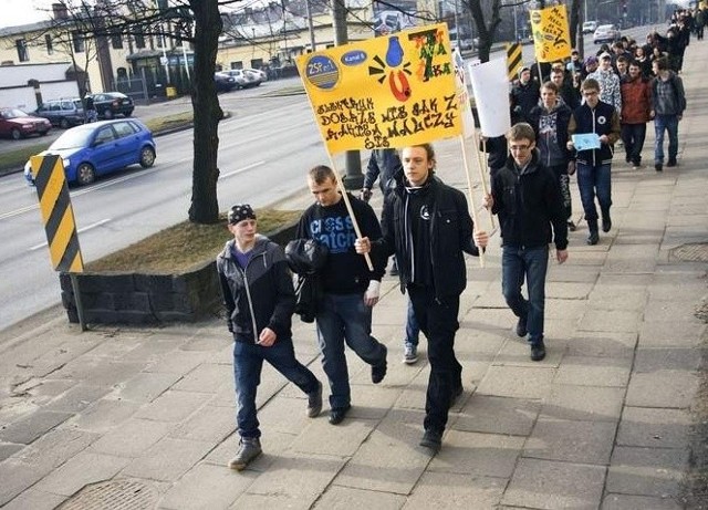 Uczniowie wspierający akcję "Mam haka na raka" idą ulicą Szczecińską.