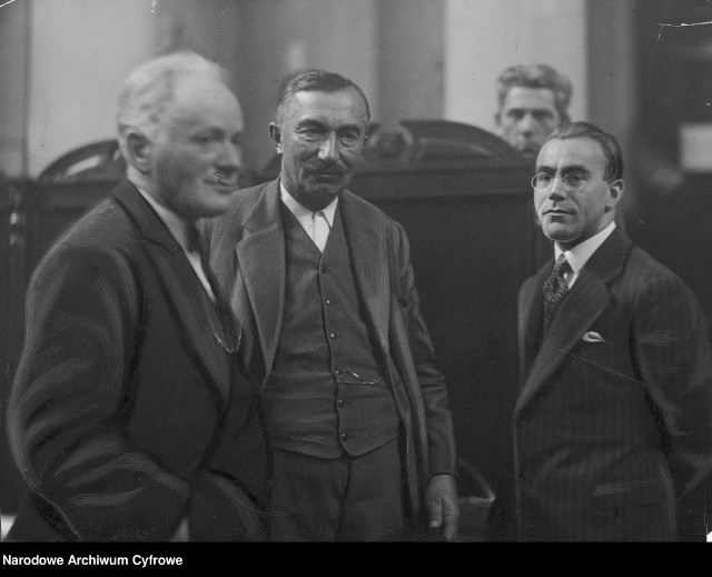 Od prawej oskarżeni Kazimierz Bagiński, Wincenty Witos i Herman Lieberman  podczas przerwy w procesie.
