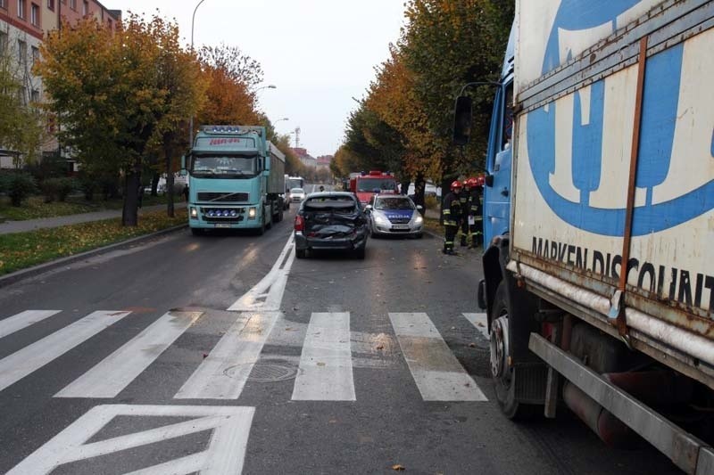 Wypadek na ul. 11 Listopada: Ciężarówka wjechała w citroena (zdjęcia)