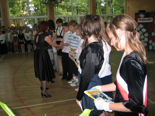 Dyrekcja Szkoły Podstawowej nr 3 w Tarnobrzegu gratuluje uczniom, którzy zakończyli rok z wysoką średnią ocen.