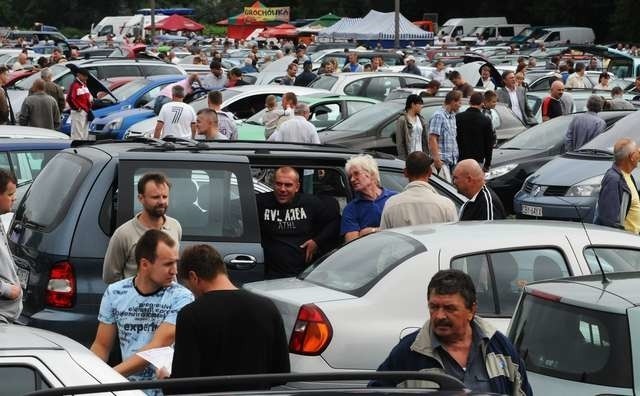 Z powodu słabych zarobków Polaków, wielu z nas stać tylko na zakup używanego auta, na przykład na giełdzie samochodowej