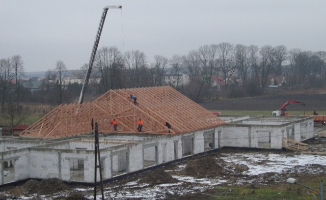 Więźba dachowa już została położona na budynku nowego przedszkola w Seceminie. Niebawem obiekt zostanie przykryty.